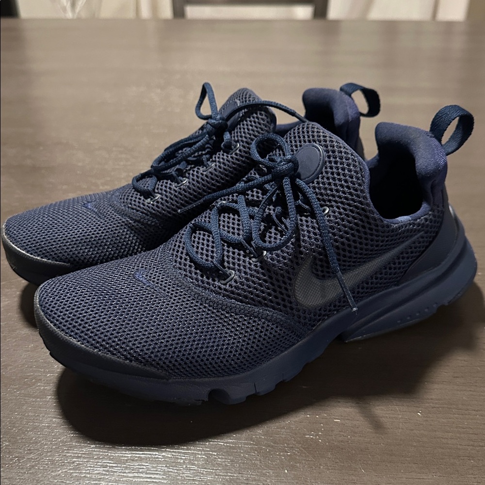 Nike Presto Big Kid 6Y or Woman’s 7.5. All blue/navy.